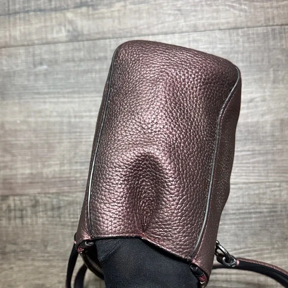 Coach Stanton Carryall 26 in metallic pebbled leather. - Picture 4 of 15